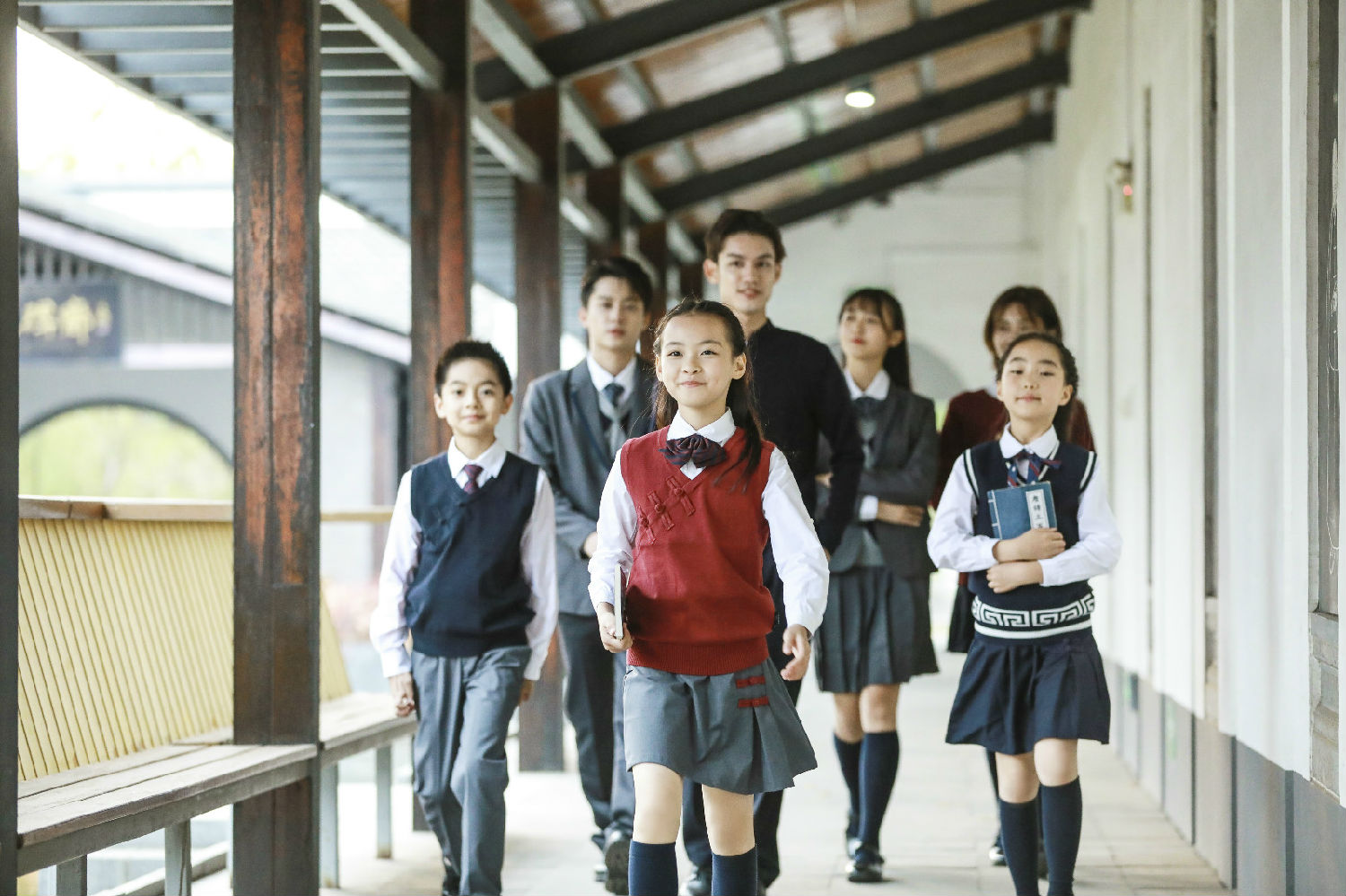 小学生校服的色彩搭配