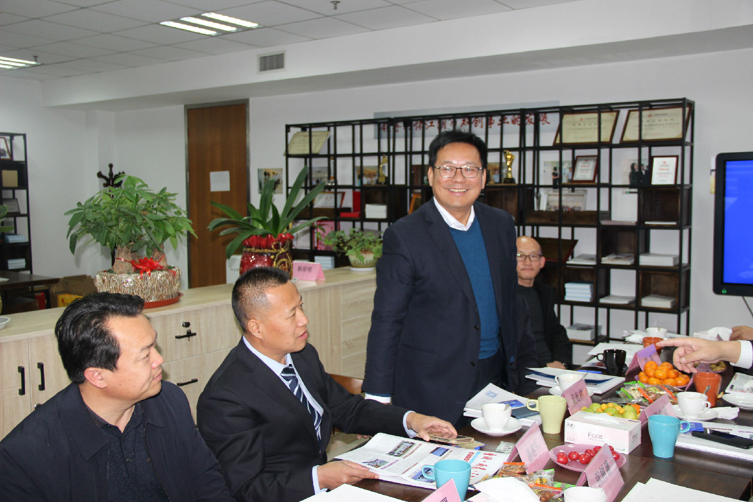 热烈欢迎甘肃酒泉市县教育局长莅临江苏圣澜参观考察