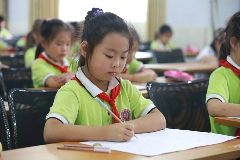 校服加工定做时应该注意的地方 校服加工定做时应该注意的地方