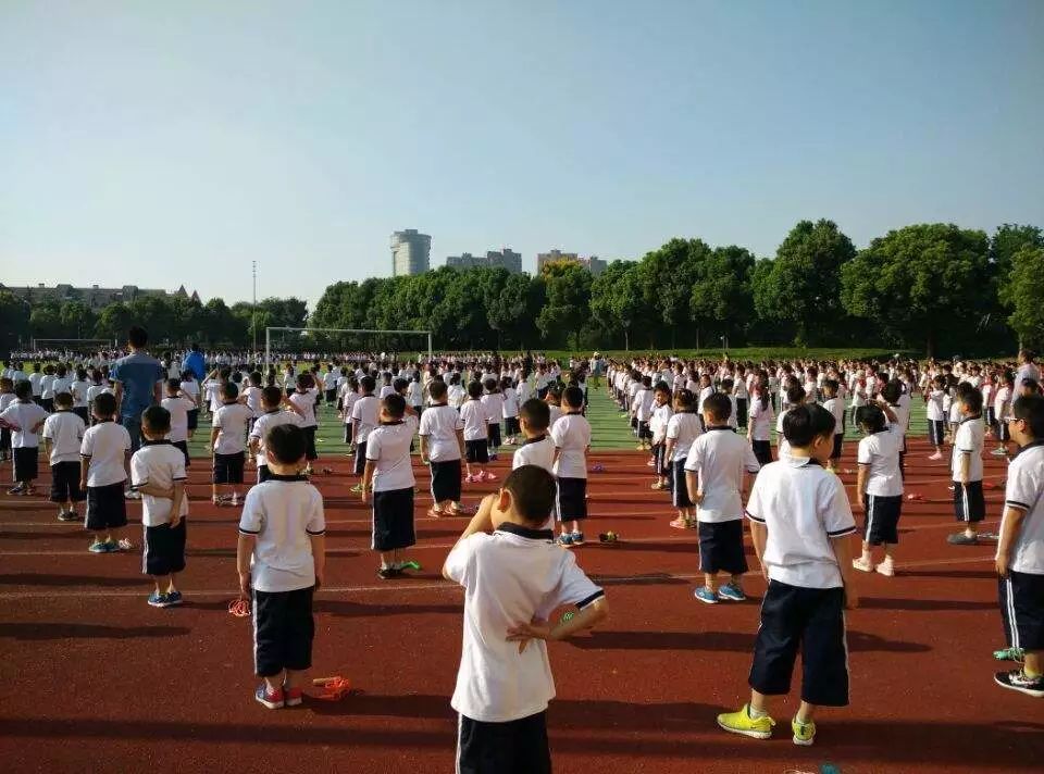 在夏季为学校挑选运动服定制时，大家应当注意什么?
